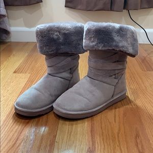 Lamo Gray Boots